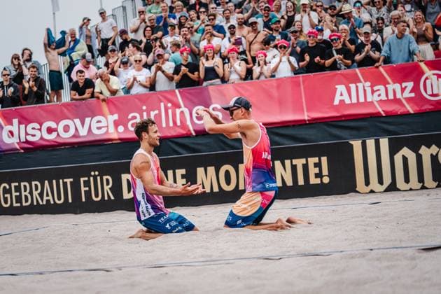 Beachvolleyball Männer Allianz German Beach Tour 2024 Tourstop Kühlungsborn 2 18.08.2024 v.l. Eric Stadie und Momme Lorenz jubeln nach dem Sieg und ziehen ins Finale ein Kühlungsborn Strand an der Seebrücke Mecklenburg-Vorpommern Deutschland
