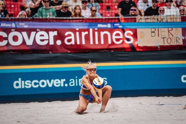 Beachvolleyball Frauen Allianz German Beach Tour 2024 Tourstop Kühlungsborn 2 18.08.2024 Paula Schürholz nimmt den Ball an Kühlungsborn Strand an der Seebrücke Mecklenburg-Vorpommern Deutschland