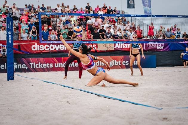 Beachvolleyball Frauen Allianz German Beach Tour 2024 Tourstop Kühlungsborn 2 18.08.2024 Janne Uhl spielt den Ball Kühlungsborn Strand an der Seebrücke Mecklenburg-Vorpommern Deutschland