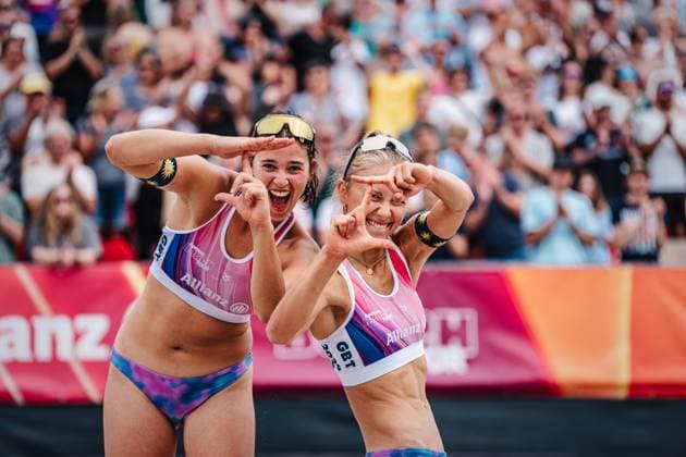Sport Bilder des Tages Beachvolleyball Frauen Allianz German Beach Tour 2024 Tourstop Kühlungsborn 2 18.08.2024 v.l. Janne Uhl und Paula Schürholz glücklich nach ihrem Sieg Kühlungsborn Strand an der Seebrücke Mecklenburg-Vorpommern Deutschland
