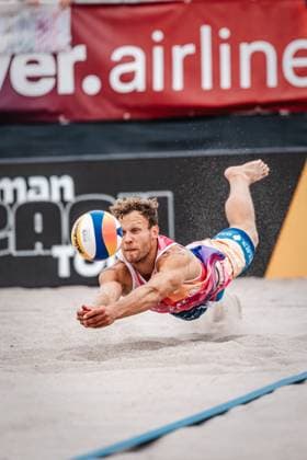 Beachvolleyball Männer Allianz German Beach Tour 2024 Tourstop Kühlungsborn 2 18.08.2024 Eric Stadie springt zum Ball Kühlungsborn Strand an der Seebrücke Mecklenburg-Vorpommern Deutschland