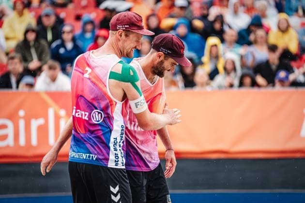Beachvolleyball Männer Allianz German Beach Tour 2024 Tourstop Kühlungsborn 2 18.08.2024 v.l. Yannick Harms und Manuel Harms Kühlungsborn Strand an der Seebrücke Mecklenburg-Vorpommern Deutschland