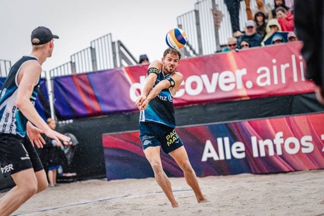 Beachvolleyball Männer Allianz German Beach Tour 2024 Tourstop Kühlungsborn 2 18.08.2024 Jonas Sagstetter nimmt den Ball an Kühlungsborn Strand an der Seebrücke Mecklenburg-Vorpommern Deutschland