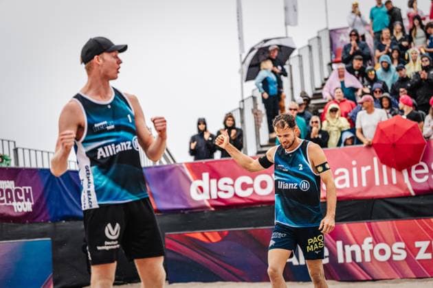 Beachvolleyball Männer Allianz German Beach Tour 2024 Tourstop Kühlungsborn 2 18.08.2024 v.l. Philipp Huster und Jonas Sagstetter jubeln nach dem Sieg Finaleinzug Kühlungsborn Strand an der Seebrücke Mecklenburg-Vorpommern Deutschland