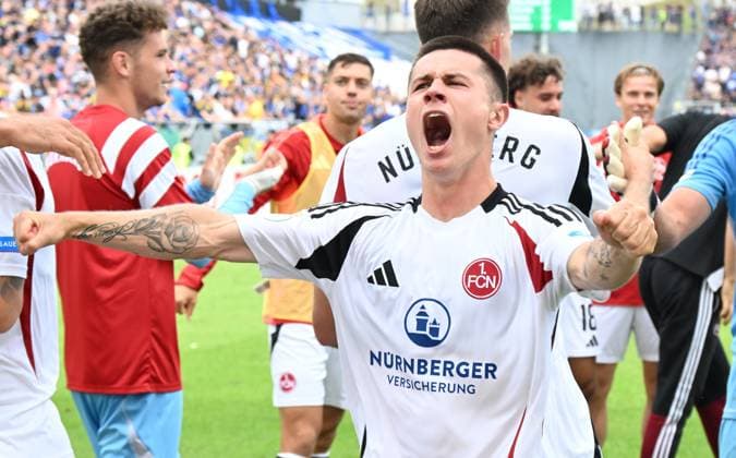 18.08.2024 - Fussball - Saison 2024 2025 - DFB-Pokal - 01. Runde: 1. FC Saarbrücken - 1. FC Nürnberg FCN ( Club ) - Sportfoto Zink - xwoxzix - regulations prohibit any use of photographs as image sequences and or quasi-video - only for editorial use - Oliver Villadsen (2, 1. FC Nürnberg FCN ) Jubel Freude nach Spielende