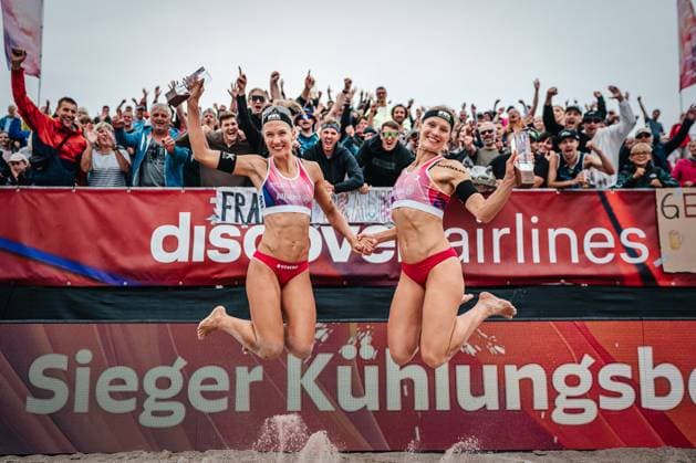 Beachvolleyball Frauen Allianz German Beach Tour 2024 Tourstop Kühlungsborn 2 18.08.2024 v.l. Sandra Ittlinger und Kim van de Velde gewinnen das Turnier in Kühlungsborn Kühlungsborn Strand an der Seebrücke Mecklenburg-Vorpommern Deutschland