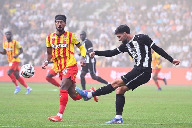 Angelo Fulgini ( 11 - Lens ) and Jordan LEFORT ( 21 - Angers ) during the Ligue 1 match between Angers SCO and RC Lens at Stade Raymond Kopa on August 18, 2024 in Angers, France. ( Photo by federico pestellini panoramic ) - FOOTBALL : Angers vs Lens - Ligue 1 - 18 08 2024 FedericoPestellini Panoramic 