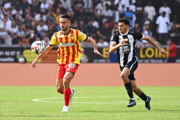 Adrien THOMASSON ( 28 - Lens ) and Yassin Belkhdim ( 14 - Angers ) during the Ligue 1 match between Angers SCO and RC Lens at Stade Raymond Kopa on August 18, 2024 in Angers, France. ( Photo by federico pestellini panoramic ) - FOOTBALL : Angers vs Lens - Ligue 1 - 18 08 2024 FedericoPestellini Panoramic 