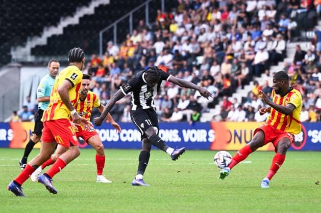 Sidiki CHERIF ( 11 - Angers ) and Kevin Danso ( 4 - Lens ) during the Ligue 1 match between Angers SCO and RC Lens at Stade Raymond Kopa on August 18, 2024 in Angers, France. ( Photo by federico pestellini panoramic ) - FOOTBALL : Angers vs Lens - Ligue 1 - 18 08 2024 FedericoPestellini Panoramic 