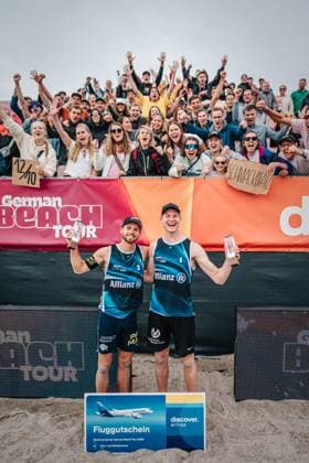 Beachvolleyball Männer Allianz German Beach Tour 2024 Tourstop Kühlungsborn 2 18.08.2024 v.l. Jonas Sagstetter und Philipp Huster gewinnen das Turnier in Kühlungsborn Kühlungsborn Strand an der Seebrücke Mecklenburg-Vorpommern Deutschland