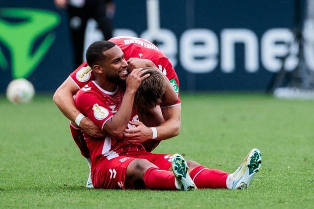 Sport Themen der Woche KW33 Sport Bilder des Tages DFB Pokal 1. Runde: SV Sandhausen - 1. FC Köln; 18.08.2024 Jan Thielmann (1. FC Köln, 29) umarmt Linton Maina (1. FC Köln, 37) nach Abpfiff und Sieg DFB Pokal 1. Runde: SV Sandhausen - 1. FC Köln, GP Stadion am Hardtwald am 18.08.2024 DFB REGULATIONS PROHIBIT ANY USE OF PHOTOGRAPHS AS IMAGE SEQUENCES AND OR QUASI-VIDEO. *** DFB Pokal 1 round SV Sandhausen 1 FC Köln 18 08 2024 Jan Thielmann 1 FC Köln, 29 hugs Linton Maina 1 FC Köln, 37 after final whistle and victory DFB Pokal 1 round SV Sandhausen 1 FC Köln, GP Stadion am Hardtwald on 18 08 2024 DFB REGULATIONS PROHIBIT ANY USE OF PHOTOGRAPHS AS IMAGE SEQUENCES AND OR QUASI VIDEO Copyright: xBEAUTIFULxSPORTS Wunderlx