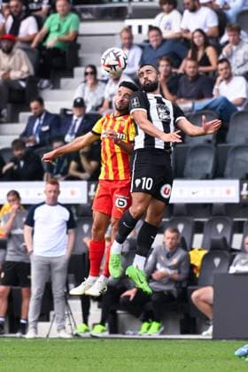 Adrien THOMASSON ( 28 - Lens ) and Abdelli Himad ( 10 - Angers ) during the Ligue 1 match between Angers SCO and RC Lens at Stade Raymond Kopa on August 18, 2024 in Angers, France. ( Photo by federico pestellini panoramic ) - FOOTBALL : Angers vs Lens - Ligue 1 - 18 08 2024 FedericoPestellini Panoramic 