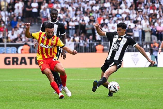 Adrien THOMASSON ( 28 - Lens ) , Jean Eudes Aholou ( 6 - Angers ) and Yassin Belkhdim ( 14 - Angers ) during the Ligue 1 match between Angers SCO and RC Lens at Stade Raymond Kopa on August 18, 2024 in Angers, France. ( Photo by federico pestellini panoramic ) - FOOTBALL : Angers vs Lens - Ligue 1 - 18 08 2024 FedericoPestellini Panoramic 