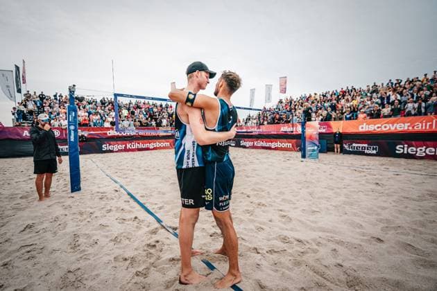 Beachvolleyball Männer Allianz German Beach Tour 2024 Tourstop Kühlungsborn 2 18.08.2024 v.l. Philipp Huster und Jonas Sagstetter Kühlungsborn Strand an der Seebrücke Mecklenburg-Vorpommern Deutschland