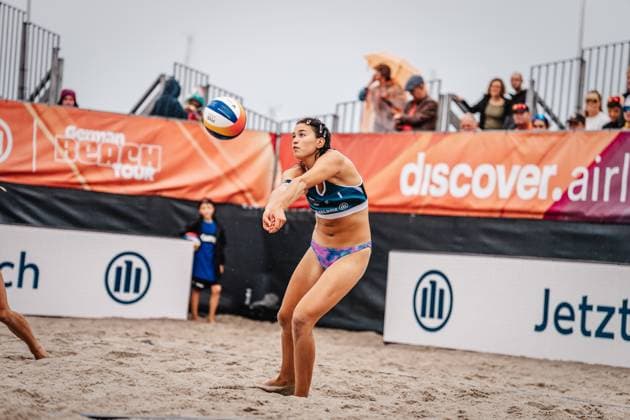 Beachvolleyball Frauen Allianz German Beach Tour 2024 Tourstop Kühlungsborn 2 18.08.2024 Janne Uhl nimmt den Ball an Kühlungsborn Strand an der Seebrücke Mecklenburg-Vorpommern Deutschland