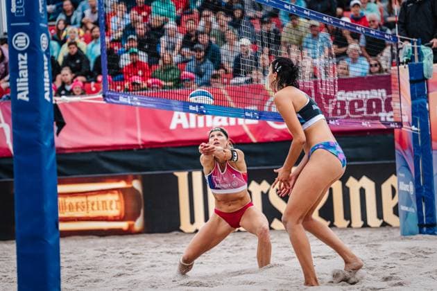 Beachvolleyball Frauen Allianz German Beach Tour 2024 Tourstop Kühlungsborn 2 18.08.2024 Kim van de Velde spielt den Ball Kühlungsborn Strand an der Seebrücke Mecklenburg-Vorpommern Deutschland