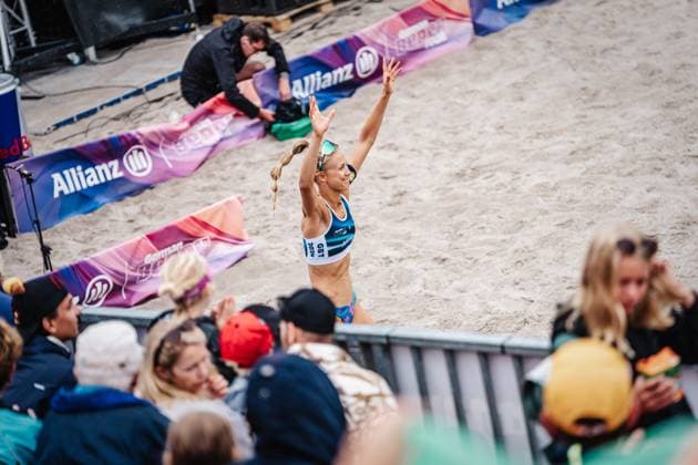 Beachvolleyball Frauen Allianz German Beach Tour 2024 Tourstop Kühlungsborn 2 18.08.2024 Paula Schürholz läuft in die Arena ein Kühlungsborn Strand an der Seebrücke Mecklenburg-Vorpommern Deutschland
