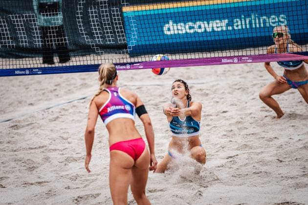 Beachvolleyball Frauen Allianz German Beach Tour 2024 Tourstop Kühlungsborn 2 18.08.2024 Janne Uhl spielt den Ball Kühlungsborn Strand an der Seebrücke Mecklenburg-Vorpommern Deutschland