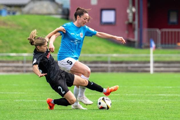 Sport Themen der Woche KW33 Sport Bilder des Tages 18.08.2024, Fußball, 1. Runde DFB-Pokalder Frauen 2024 2025, SG 99 Andernach - SC Sand Sarah Klotz (2 Sand) versucht mit einer Grätsche Kathrin Schermuly (5 Andernach) vom Ball zu trennen. Andernach Stadion Rheinland-Pfalz Deutschland *** 18 08 2024, Soccer, 1 round DFB Cup Women 2024 2025, SG 99 Andernach SC Sand Sarah Klotz 2 Sand tries to separate Kathrin Schermuly 5 Andernach from the ball with a straddle Andernach Stadium Rhineland-Palatinate Germany
