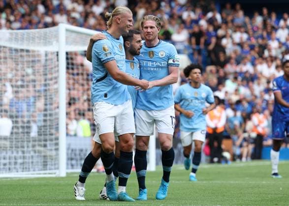 Sport Themen der Woche KW33 Sport Bilder des Tages London, England, 18th August 2024. Manchester City™s Erling Haaland celebrates with Manchester City™s Kevin De Bruyne and Manchester City™s Bernardo Silva after scoring to make it 1-0 during the Premier League match at Stamford Bridge, London. Picture credit should read: Paul Terry Sportimage EDITORIAL USE ONLY. No use with unauthorised audio, video, data, fixture lists, club league logos or live services. Online in-match use limited to 120 images, no video emulation. No use in betting, games or single club league player publications. SPI-3263-0077