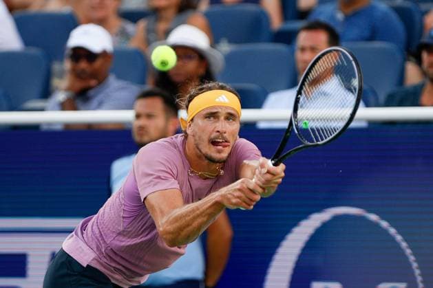 Sport Themen der Woche KW33 Sport Bilder des Tages CINCINNATI, OH - AUGUST 18: Alexander Zverev of Germany hits a backhand during the semifinal round of the Cincinnati Open on August 18, 2024, at the Lindner Family Tennis Center in Mason, OH. (Photo by Ian Johnson Icon Sportswire) TENNIS: AUG 18 Cincinnati Open EDITORIAL USE ONLY Icon240818053