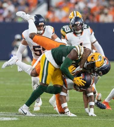 Sport Themen der Woche KW33 Sport Bilder des Tages August 18, 2024, Denver, Colorado, USA: Packers WR MALIK HEATH gets gang tackled by the Broncos Defense during the 2nd. Half at Empower Field at Mile High Sunday Night. The Broncos beat the Packers 27-2. Denver USA - ZUMAav4_ 20240818_zaf_av4_003 Copyright: xHectorxAcevedox