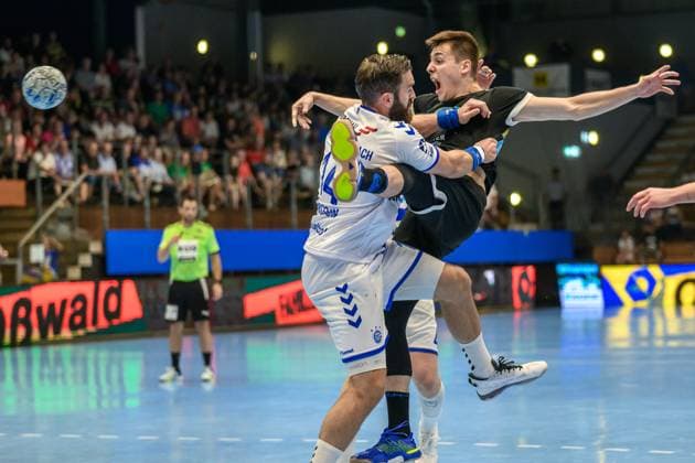Sport Themen der Woche KW33 Sport Bilder des Tages Aleksandar Capric (ThSV Eisenach, 6), Einarsson, Teilur (VfL Gummersbach, 14) GER, ThSV Eisenach gegen VfL Gummersbach, Handball, Diakin 1. Handballbundesliga Maenner, 2.Wartburg Cup, Spielzeit 2024 2025, Sonntag, 18.08.2024, 17.30Uhr, Thueringen GER, ThSV Eisenach gegen VfL Gummersbach, Handball, Diakin 1. Handballbundesliga Maenner, 2.Wartburg Cup, Spielzeit 2024 2025, Sonntag, 18.08.2024, 17.30Uhr, Thueringen Eisenach *** Aleksandar Capric ThSV Eisenach, 6 , Einarsson, Teilur VfL Gummersbach, 14 GER, ThSV Eisenach vs VfL Gummersbach, Handball, Diakin 1 Handballbundesliga Maenner, 2 Wartburg Cup, Match time 2024 2025, Sunday, 18 08 2024, 17 30Uhr, Thueringen GER, ThSV Eisenach vs VfL Gummersbach, Handball, Diakin 1 Handballbundesliga Maenner, 2 Wartburg Cup, season 2024 2025, Sunday, 18 08 2024, 17 30Uhr, Thueringen Eisenach Copyright: xEibner-Pressefoto MartinxHerbstx EP_MHT