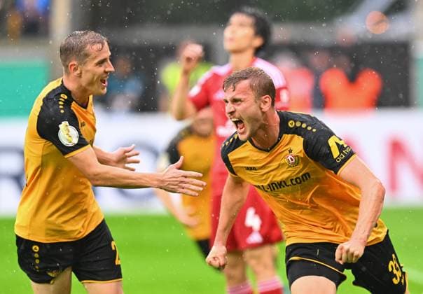 Sport Themen der Woche KW33 Sport Bilder des Tages 1:0-Torjubel, Jubel Dresden, v.l.: Niklas Hauptmann und Torschütze Christoph Daferner (beide Dresden), 18.08.2024, Fussball, GER, Saison 2024 2025, DFB-Pokal, Pokal, DFB, 1. Runde, Rudolf-Harbig-Stadion Dresden, SG Dynamo Dresden - Fortuna Düsseldorf, DFB AND DFL REGULATIONS PROHIBIT ANY USE OF PHOTOGRAPHS as IMAGE SEQUENCES and or QUASI-VIDEO, *** 1 0 Goal celebration, cheering Dresden, f l Niklas Hauptmann and scorer Christoph Daferner both Dresden , 18 08 2024, Football, GER, Season 2024 2025, DFB Pokal, Cup, DFB, 1 round, Rudolf Harbig Stadion Dresden, SG Dynamo Dresden Fortuna Düsseldorf, DFB AND DFL REGULATIONS PROHIBIT ANY USE OF PHOTOGRAPHS as IMAGE SEQUENCES and or QUASI VIDEO,