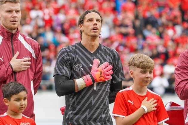 Yann Sommer, 35, tritt nach der EM 2024 aus der Schweizer Nationalmannschaft zurück. Rekordtorhüter mit 94 Länderspielen, 35 Mal ohne Gegentor. Debüt 2012 unter Ottmar Hitzfeld, seit 2014 Nummer 1 nach Benaglio. Höhepunkte: EM 2021, Parade gegen MbappÃ im Achtelfinale. Teilnahme an EM 2016, 2021, 2024 und WM 2018, 2022. Fokus auf Inter Mailand. Dank an Mitspieler, Trainer, Fans. Vorbild für junge Spieler, würdigt Pierluigi Tami (SFV). Unvergessliche Momente in 12 Jahren Nati. Archiv RECORD DATE NOT STATED *** Yann Sommer, 35, retires from the Swiss national team after Euro 2024 Record goalkeeper with 94 caps, 35 times without conceding a goal Debut in 2012 under Ottmar Hitzfeld, number 1 after Benaglio since 2014 Highlights Euro 2021, Parade against MbappÃ in the round of 16 Participation in Euro 2016, 2021, 2024 and World Cup 2018, 2022 Focus on Inter Milan Thanks to teammates, coaches, fans Role model for young players, pays tribute to Pierluigi Tami SFV Unforgettable moments in 12 years of Nati Archive RECORD DATE NOT STATED Copyright: xJOERANxSTEINSIEKx