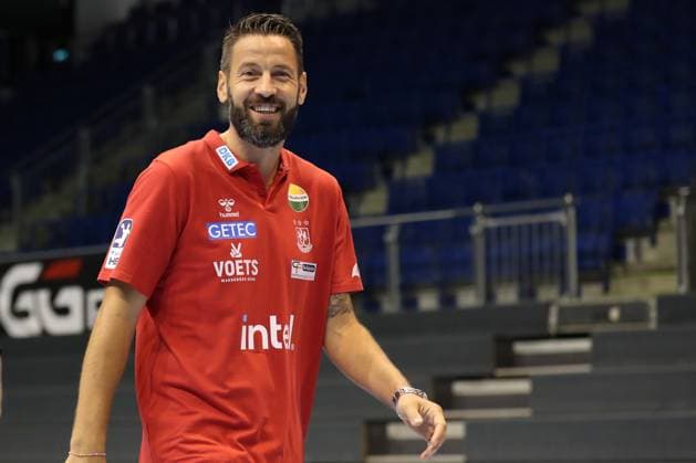 19.08.2024, xgox, Handball, Daikin HBL, Fototermin SC Magdeburg emspor v.l. Bennet Wiegert (Magdeburg, Trainer) Portrait, Portraet, Einzelbild lacht Magdeburg