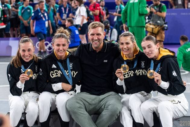BRUNCKHORST Svenja (Deutschland, 21), REICHERT Marie (Deutschland, 06), Dirk Nowitzki (Deutschland, Ex Basketballspieler), GREINACHER Sonja (Deutschland, 14), MEVIUS Elisa (Deutschland, 08) jubeln ueber den Sieg und die Gold Medaille, FRA, Olympische Spiele Paris 2024, Deutschland (GER) vs Spanien (ESP), 3x3 Basketball, Frauen Finale, 05.08.2024 FRA, Olympische Spiele Paris 2024, Deutschland (GER) vs Spanien (ESP), 3x3 Basketball, Frauen Finale, 05.08.2024 Paris Copyright: xEibner-Pressefoto Memmlerx EP_MMR