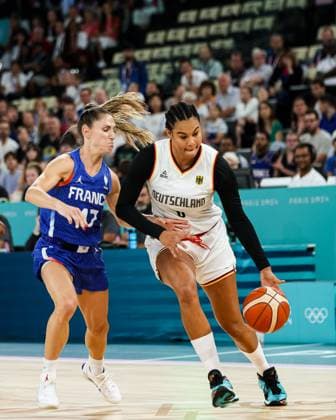 FRA, Olympische Spiele Paris 2024, 07.08.2024, Deutschland (GER) vs. Frankreich (FRA), Basketball Damen Viertelfinale Satou Sabally (Deutschland 0) vs Romane Bernies (Frankreich 47) FRA, Olympische Spiele Paris 2024, 07.08.2024, Deutschland (GER) vs. Frankreich (FRA), Basketball Damen Viertelfinale Paris *** FRA, Olympic Games Paris 2024, 07 08 2024, Germany GER vs France FRA , Basketball Women Quarterfinals Satou Sabally Germany 0 vs Romane Bernies France 47 FRA, Olympic Games Paris 2024, 07 08 2024, Germany GER vs France FRA , Basketball Women Quarterfinals Paris Copyright: xEibner-Pressefoto RogerxBuerkex EP_RBE