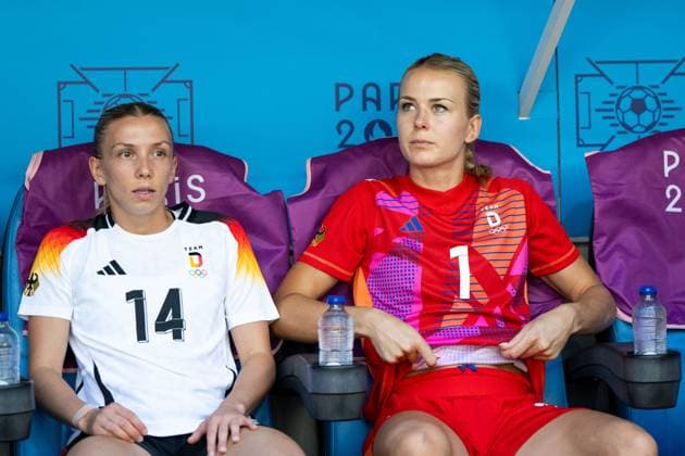 Elisa Senß (Deutschland, 14), Merle Frohms (Deutschland, 01), FRA, Olympische Spiele Paris 2024, Fussball Frauen, Deutschland (GER) vs Australien (AUS), 1. Spieltag, Gruppe B, 25.07.2024 FRA, Olympische Spiele Paris 2024, Fussball Frauen, Deutschland (GER) vs Australien (AUS), 1. Spieltag, Gruppe B, 25.07.2024 Marseille *** Elisa Senß Germany, 14 , Merle Frohms Germany, 01 , FRA, Olympic Games Paris 2024, Football Women, Germany GER vs Australia AUS , 1 Matchday, Group B, 25 07 2024 FRA, Olympic Games Paris 2024, Football Women, Germany GER vs Australia AUS , 1 Matchday, Group B, 25 07 2024 Marseille Copyright: xEibner-Pressefoto Memmlerx EP_MMR