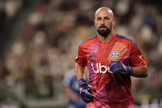 Como s goalkeeper Pepe Reina during the Serie A soccer match between Juventus and Como at the Allianz Stadium in Turin, north west Italy - Monday, August 19, 2024. - Soccer .  Copyright: xMarcoxAlpozzi LaPressex