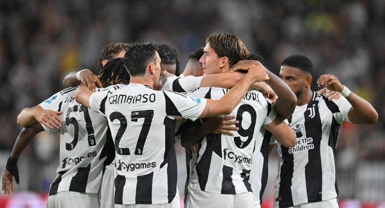 August 19, 2024, Torino, ITALIA: Juventus Timothy Weah jubilates with his teammates after scoring the goal during the Italian Serie A soccer match Juventus FC vs Como 1907 at the Allianz Stadium in Turin, Italy, 19 August 2024..ANSA ALESSANDRO DI MARCO Calcio: Serie A; Juventus-Como  - ZUMAa110 20240819_zaf_a110_027 Copyright: xAlessandroxDixMarcox