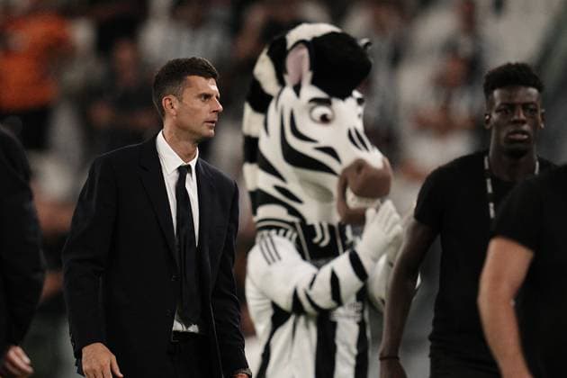 Juventus& x2019; head coach Thiago Motta with mascotte juventus J during the Serie A soccer match between Juventus and Como at the Allianz Stadium in Turin, north west Italy - Monday, August 19, 2024. - Soccer .  Copyright: xMarcoxAlpozzi LaPressex