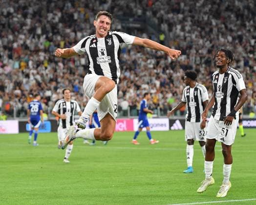 August 19, 2024, Torino, ITALIA: Juventus Andrea Cambiaso jubilates after scoring the goal during the Italian Serie A soccer match Juventus FC vs Como 1907 at the Allianz Stadium in Turin, Italy, 19 August 2024..ANSA ALESSANDRO DI MARCO Calcio: Serie A; Juventus-Como  - ZUMAa110 20240819_zaf_a110_032 Copyright: xAlessandroxDixMarcox