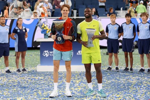 Sport Bilder des Tages CINCINNATI, OH - AUGUST 19: Jannik Sinner of Italy poses with the Rookwood Cup and Frances Tiafoe. Sinner defeated Tiafoe to win the final round of the Cincinnati Open on August 19, 2024, at the Lindner Family Tennis Center in Mason, OH. (Photo by Ian Johnson Icon Sportswire) TENNIS: AUG 19 Cincinnati Open EDITORIAL USE ONLY Icon240819043