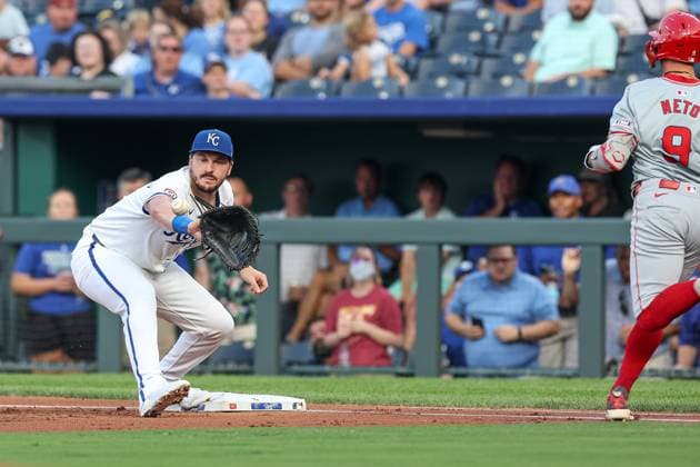 August 19, 2024: Kansas City Royals first baseman Vinnie Pasquantino (9) makes the catch for the out on Los Angeles Angels shortstop Zach Neto (9) during the first inning of a baseball game at Kauffman Stadium in Kansas City, MO. CSM Kansas City United States of America - ZUMAc04_ 20240819_zma_c04_009 Copyright: xDavidxSmithx