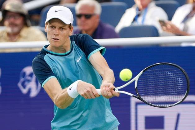 CINCINNATI, OH - AUGUST 19: Jannik Sinner of Italy hits a backhand during the final round of the Cincinnati Open on August 19, 2024, at the Lindner Family Tennis Center in Mason, OH. (Photo by Ian Johnson Icon Sportswire) TENNIS: AUG 19 Cincinnati Open EDITORIAL USE ONLY Icon240819062