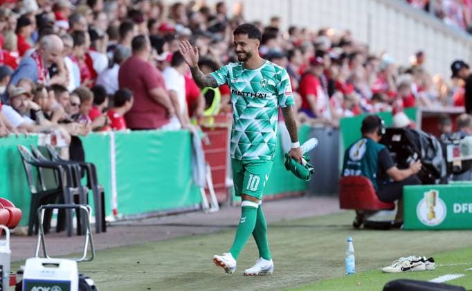 Ex Cottbuser Leonardo Bittencourt winkt ins Publikum Fußball Fussball DFB Pokal 1.Runde Regionalliga vs Bundesliga Herren DFL Saison 2024 2025 19.08.2024 FC Ernergie Cottbus vs SV Werder Bremen SVW im Stadion der Freundschaft DFL regulations prohibit any use of photographs as image sequences and or quasi-video. *** Ex Cottbus player Leonardo Bittencourt waves to the audience Sport Football Soccer DFB Pokal 1 round Regionalliga vs Bundesliga Men DFL Season 2024 2025 19 08 2024 FC Ernergie Cottbus vs SV Werder Bremen SVW at Stadion der Freundschaft DFL regulations prohibit any use of photographs as image sequences and or quasi video