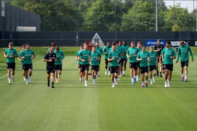 Sport Bilder des Tages 20.08.2024, Fussball: 1. Bundesliga, Saison 2024 2025, oeffentliches Training, Borussia Moenchengladbach auf dem Trainingsgelaende am Borussia Park in Moenchengladbach. Die Mannschaft bei ihrer Aufwaermrunde. Foto: Kirchner-Media TH Copyright: xKirchner-Media THx