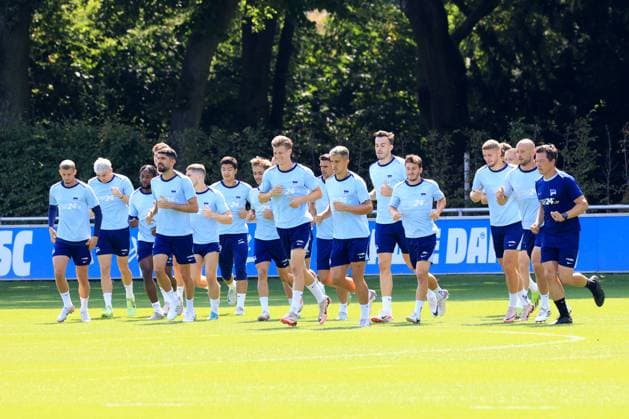 DEU, DFL, 2. FBL Hertha BSC, Training, 20.08.2024, Sportforum, Berlin, DEU, DFL, 2. FBL Hertha BSC, Training, im Bild warmlaufen, Aufwaermtraining, Hertha-Spielerkreis DFL - regulations prohibit any use of Photographs as image sequences and or quasi-video Foto: Juergen Engler nordphoto GmbH