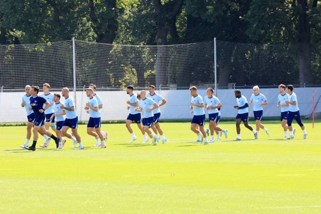 DEU, DFL, 2. FBL Hertha BSC, Training, 20.08.2024, Sportforum, Berlin, DEU, DFL, 2. FBL Hertha BSC, Training, im Bild warmlaufen, Aufwaermtraining, Hertha-Spielerkreis DFL - regulations prohibit any use of Photographs as image sequences and or quasi-video Foto: Juergen Engler nordphoto GmbH