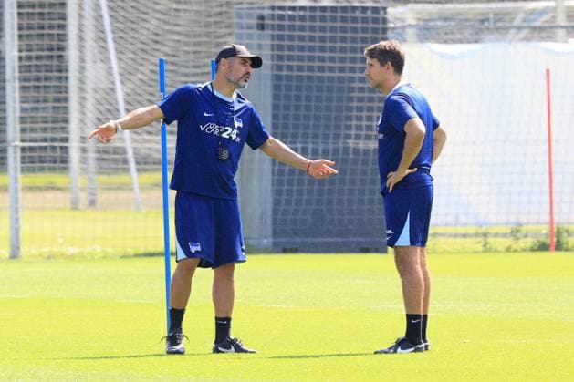 Sport Bilder des Tages DEU, DFL, 2. FBL Hertha BSC, Training, 20.08.2024, Sportforum, Berlin, DEU, DFL, 2. FBL Hertha BSC, Training, im Bild Cheftrainer Cristian Fiel (Hertha BSC Berlin), Co-Trainer Jaime Monroy (Hertha BSC Berlin) DFL - regulations prohibit any use of Photographs as image sequences and or quasi-video Foto: Juergen Engler nordphoto GmbH