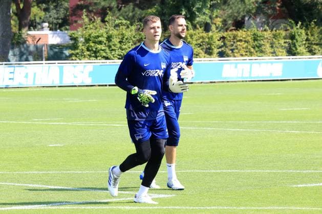 DEU, DFL, 2. FBL Hertha BSC, Training, 20.08.2024, Sportforum, Berlin, DEU, DFL, 2. FBL Hertha BSC, Training, im Bild Tjark Ernst (Hertha BSC Berlin 1), Marius Gersbeck (Hertha BSC Berlin 35) DFL - regulations prohibit any use of Photographs as image sequences and or quasi-video Foto: Juergen Engler nordphoto GmbH