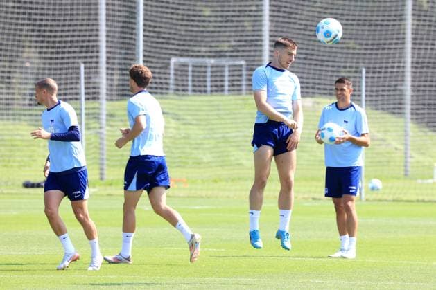 DEU, DFL, 2. FBL Hertha BSC, Training, 20.08.2024, Sportforum, Berlin, DEU, DFL, 2. FBL Hertha BSC, Training, im Bild Jonjoe Kenny (Hertha BSC Berlin 16), Smail Prevljak (Hertha BSC Berlin 9) DFL - regulations prohibit any use of Photographs as image sequences and or quasi-video Foto: Juergen Engler nordphoto GmbH