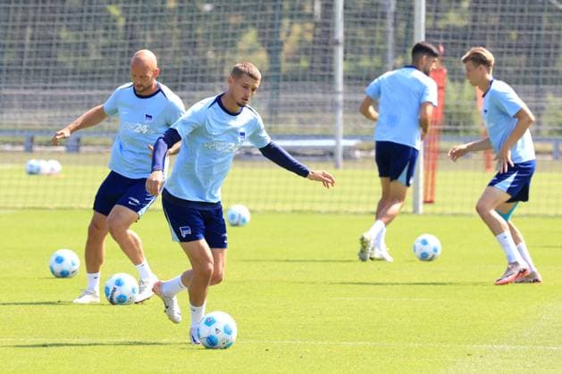 DEU, DFL, 2. FBL Hertha BSC, Training, 20.08.2024, Sportforum, Berlin, DEU, DFL, 2. FBL Hertha BSC, Training, im Bild Toni Leistner (Hertha BSC Berlin 37), Michael Cuisance (Hertha BSC Berlin 27) DFL - regulations prohibit any use of Photographs as image sequences and or quasi-video Foto: Juergen Engler nordphoto GmbH