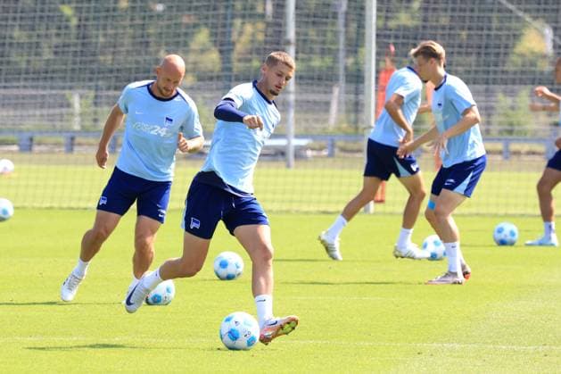 DEU, DFL, 2. FBL Hertha BSC, Training, 20.08.2024, Sportforum, Berlin, DEU, DFL, 2. FBL Hertha BSC, Training, im Bild Toni Leistner (Hertha BSC Berlin 37), Michael Cuisance (Hertha BSC Berlin 27) DFL - regulations prohibit any use of Photographs as image sequences and or quasi-video Foto: Juergen Engler nordphoto GmbH