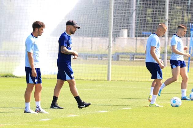 DEU, DFL, 2. FBL Hertha BSC, Training, 20.08.2024, Sportforum, Berlin, DEU, DFL, 2. FBL Hertha BSC, Training, im Bild Diego Demme (Hertha BSC Berlin 6), Co-Trainer Patrick Ebert (Hertha BSC Berlin) DFL - regulations prohibit any use of Photographs as image sequences and or quasi-video Foto: Juergen Engler nordphoto GmbH